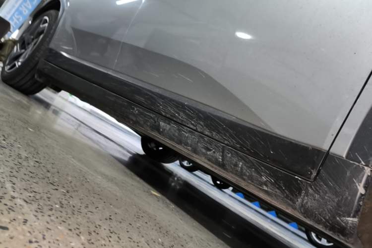 Used ONVO L60 2024 60 kWh All-Wheel Drive Right Side Sill