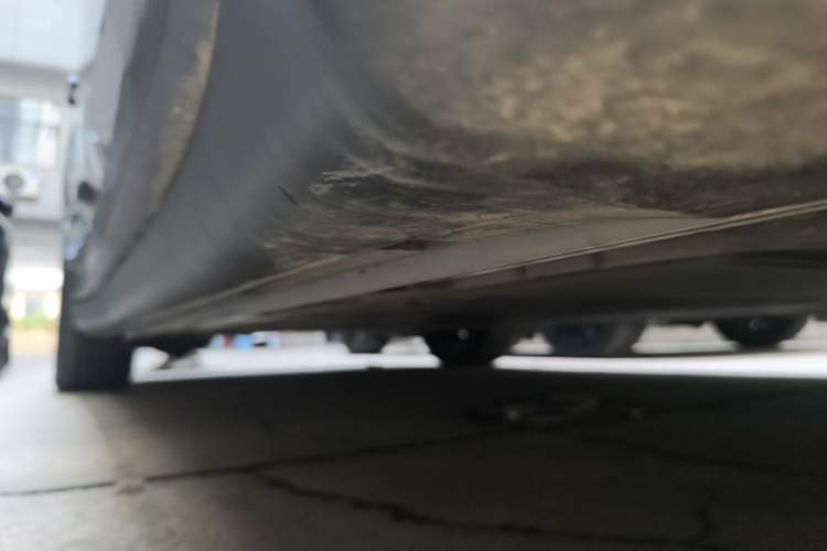 Used ONVO L60 2024 60 kWh All-Wheel Drive Right Side Sill