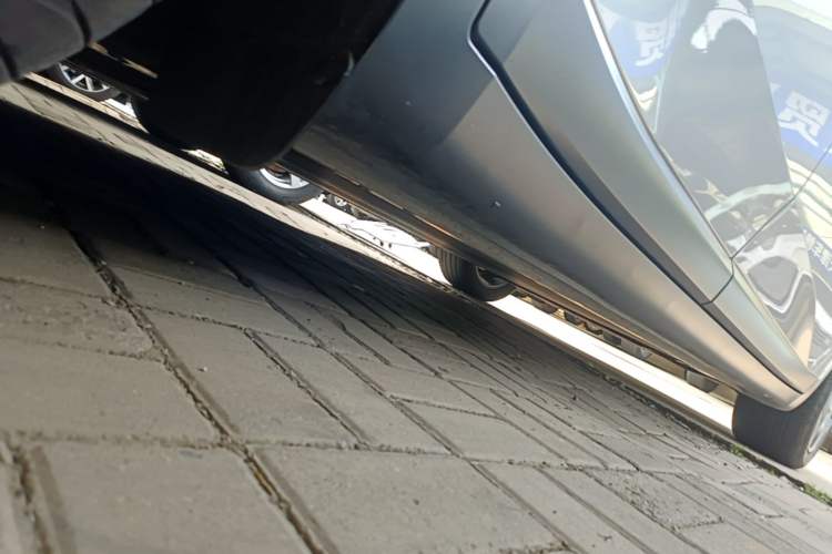 Used ONVO L60 2024 60 kWh Rear-Drive Version Right Side Sill
