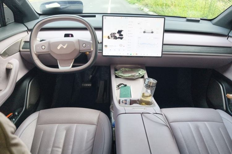 Used ONVO L60 2024 60 kWh Rear-Drive Version Center Console