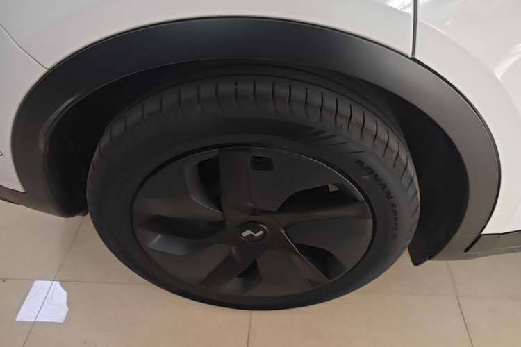 Used ONVO L60 2024 60 kWh All-Wheel Drive Exterior 5