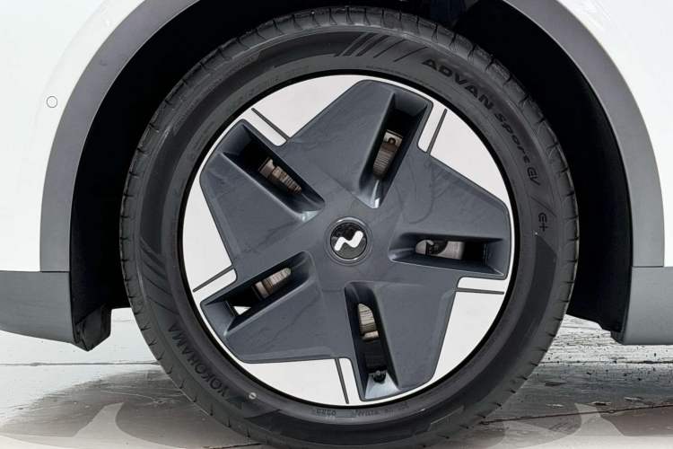 Used ONVO L60 2024 60 kWh All-Wheel Drive Exterior 7