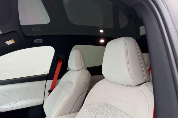 Used ONVO L60 2024 60 kWh All-Wheel Drive Headliner