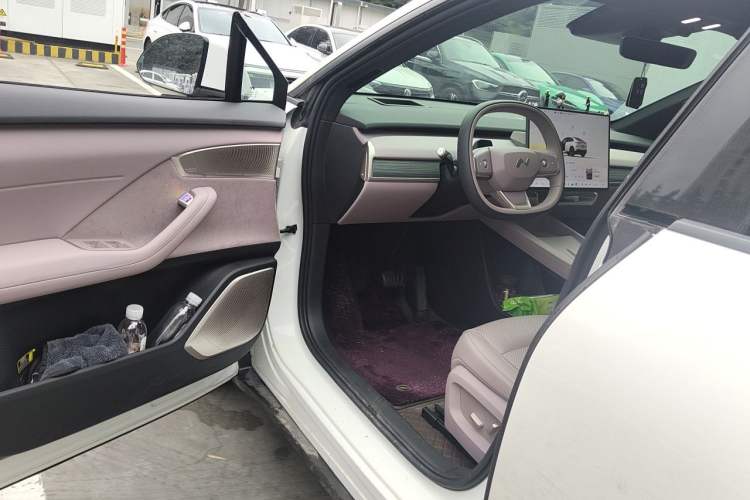 Used ONVO L60 2024 60 kWh All-Wheel Drive Interior 3