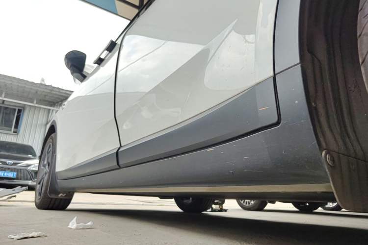 Used ONVO L60 2024 60 kWh Rear-Drive Version Left Side Sill
