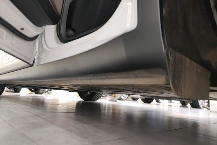 Used ONVO L60 2024 60 kWh Rear-Drive Version Left Side Sill