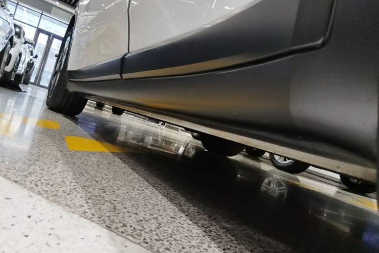 Used ONVO L60 2024 60 kWh All-Wheel Drive Left Side Sill