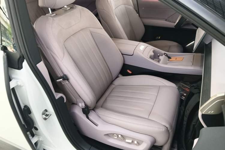 Used ONVO L60 2024 60 kWh Rear-Drive Version Right Front Seat