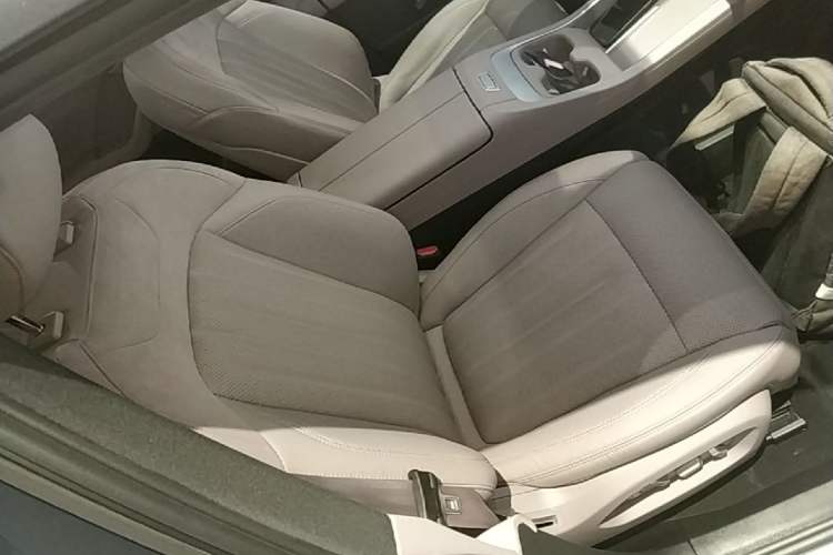 Used ONVO L60 2024 60 kWh Rear-Drive Version Right Front Seat