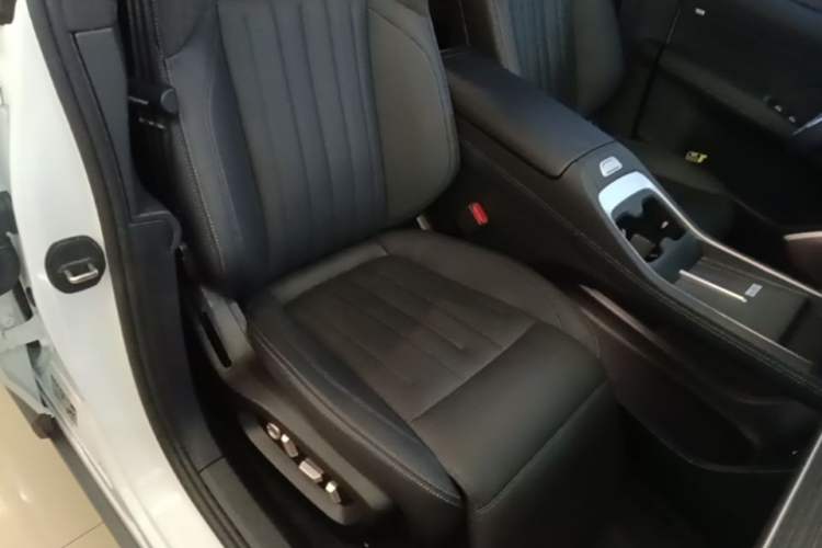 Used ONVO L60 2024 60 kWh All-Wheel Drive Right Front Seat