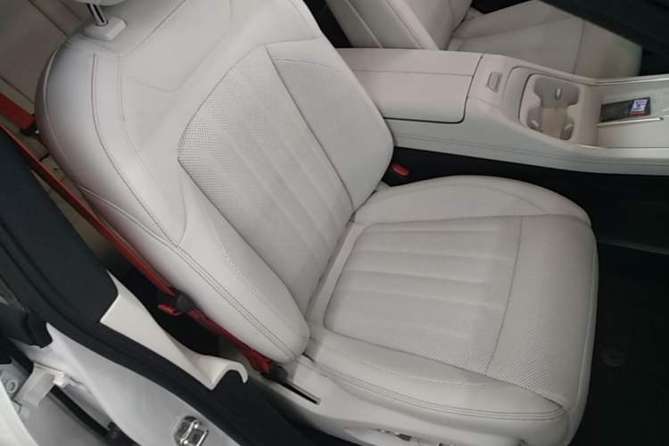 Used ONVO L60 2024 60 kWh Rear-Drive Version Right Front Seat