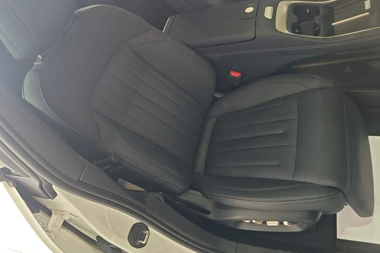 Used ONVO L60 2024 60 kWh All-Wheel Drive Right Front Seat
