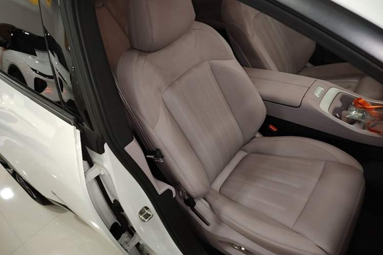 Used ONVO L60 2024 85 kWh Rear-Drive Version Right Front Seat