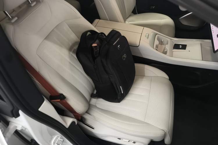 Used ONVO L60 2024 60 kWh Rear-Drive Version Right Front Seat