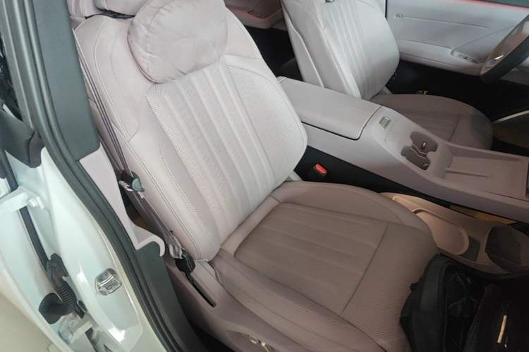 Used ONVO L60 2024 60 kWh Rear-Drive Version Right Front Seat