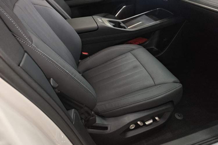 Used ONVO L60 2024 60 kWh Rear-Drive Version Right Front Seat