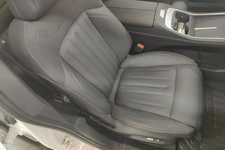 Used ONVO L60 2024 60 kWh Rear-Drive Version Right Front Seat