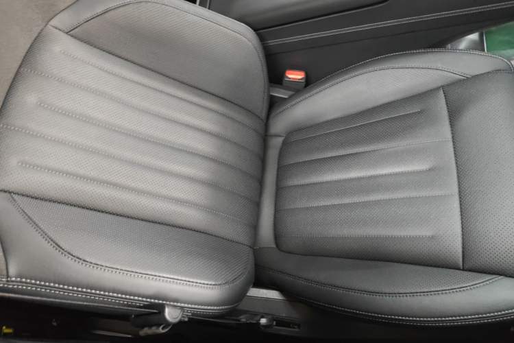 Used ONVO L60 2024 60 kWh Rear-Drive Version Right Front Seat