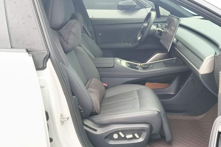 Used ONVO L60 2024 60 kWh Rear-Drive Version Right Front Seat