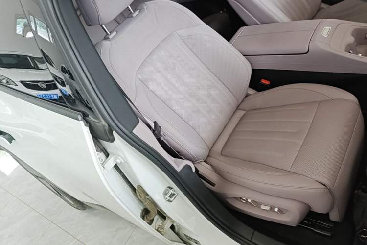 Used ONVO L60 2024 60 kWh All-Wheel Drive Right Front Seat