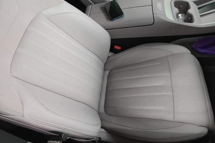 Used ONVO L60 2024 60 kWh Rear-Drive Version Right Front Seat