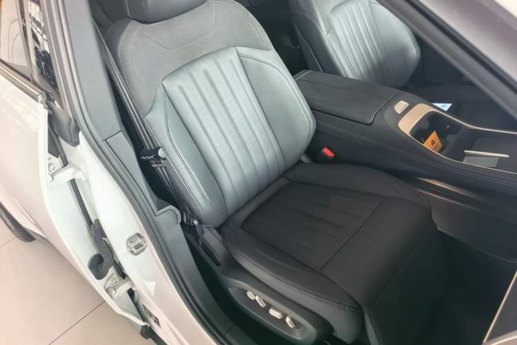 Used ONVO L60 2024 60 kWh All-Wheel Drive Right Front Seat