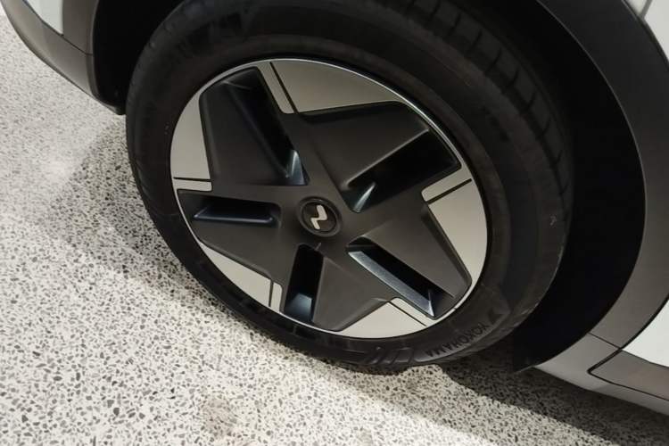 Used ONVO L60 2024 60 kWh All-Wheel Drive Right Rear Wheel Hub