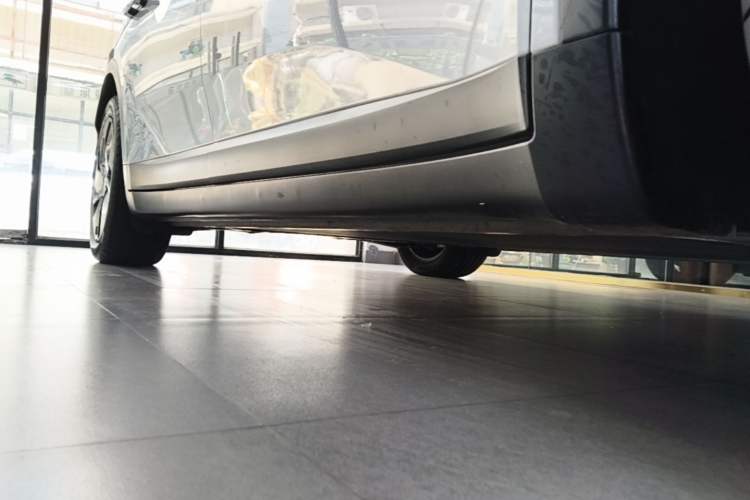 Used ONVO L60 2024 60 kWh Rear-Drive Version Right Side Sill