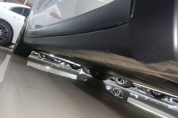 Used ONVO L60 2024 60 kWh Rear-Drive Version Right Side Sill