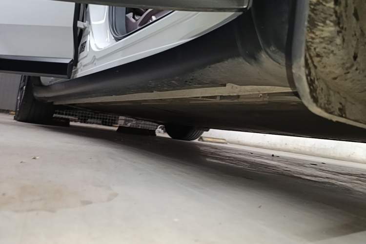 Used ONVO L60 2024 60 kWh Rear-Drive Version Right Side Sill