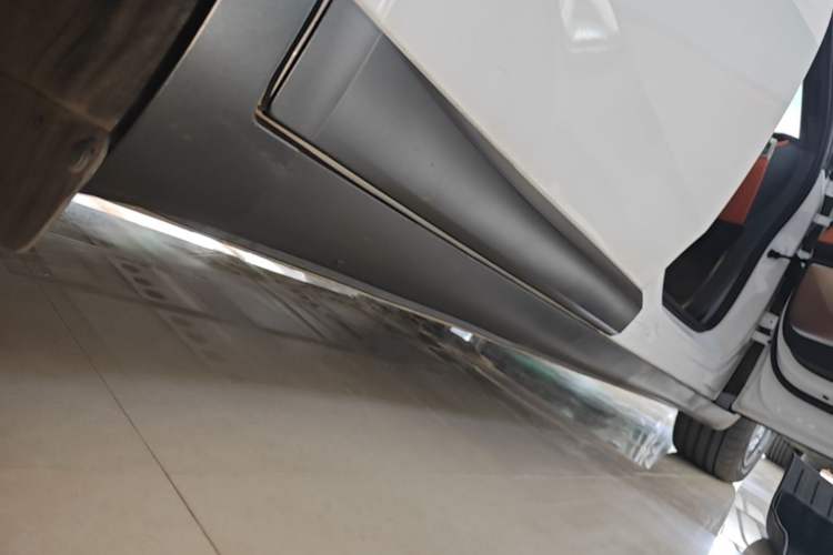 Used ONVO L60 2024 60 kWh All-Wheel Drive Right Side Sill
