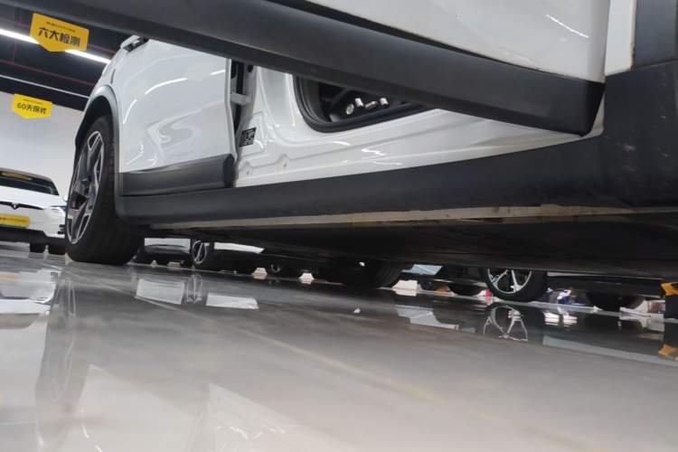 Used ONVO L60 2024 85 kWh Rear-Drive Version Right Side Sill