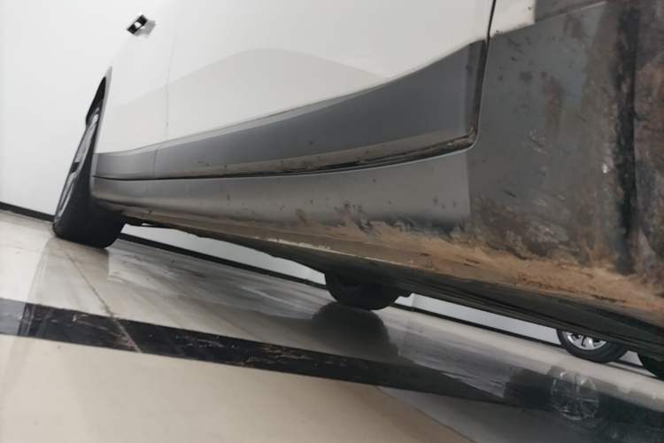 Used ONVO L60 2024 60 kWh Rear-Drive Version Right Side Sill