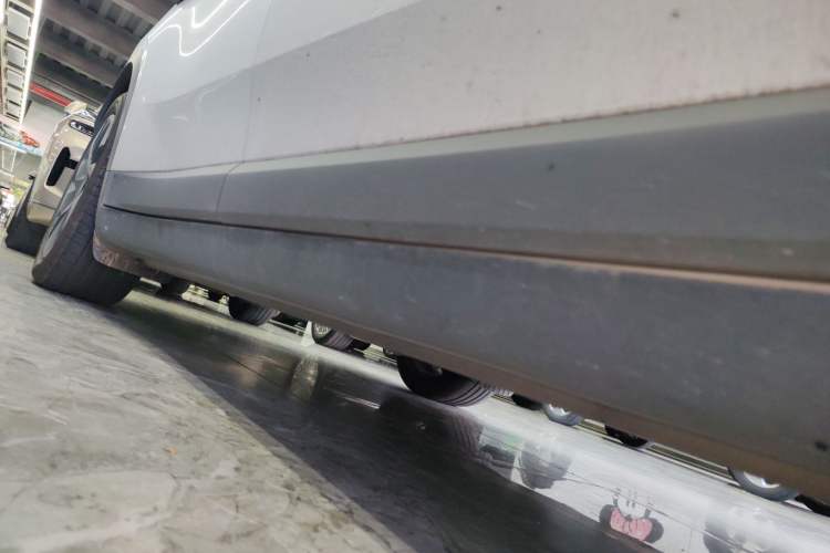 Used ONVO L60 2024 60 kWh Rear-Drive Version Right Side Sill