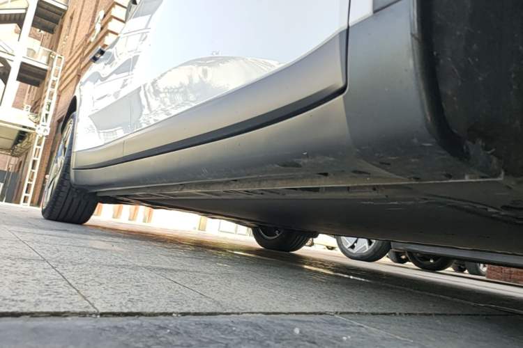 Used ONVO L60 2024 60 kWh Rear-Drive Version Right Side Sill