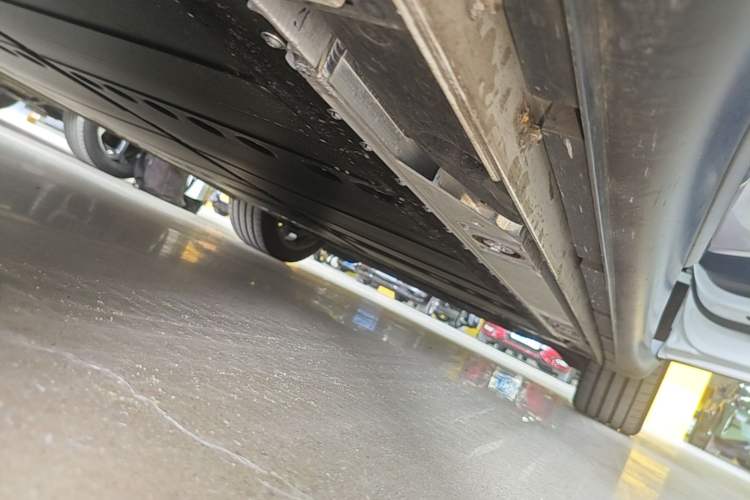 Used ONVO L60 2024 60 kWh All-Wheel Drive Right Side Sill