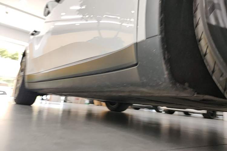 Used ONVO L60 2024 60 kWh Rear-Drive Version Right Side Sill