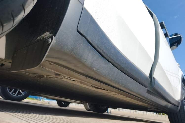 Used ONVO L60 2024 60 kWh Rear-Drive Version Right Side Sill