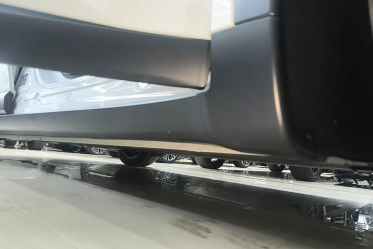 Used ONVO L60 2024 60 kWh Rear-Drive Version Right Side Sill