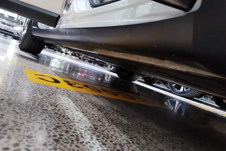 Used ONVO L60 2024 60 kWh All-Wheel Drive Right Side Sill
