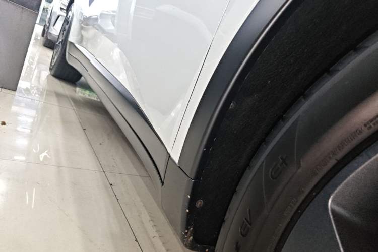 Used ONVO L60 2024 60 kWh Rear-Drive Version Right Side Sill