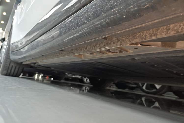 Used ONVO L60 2024 60 kWh Rear-Drive Version Right Side Sill