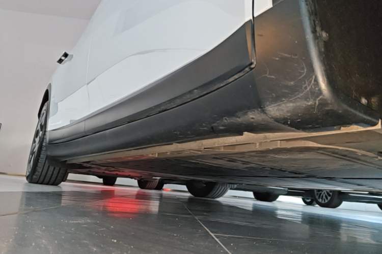 Used ONVO L60 2024 60 kWh Rear-Drive Version Right Side Sill