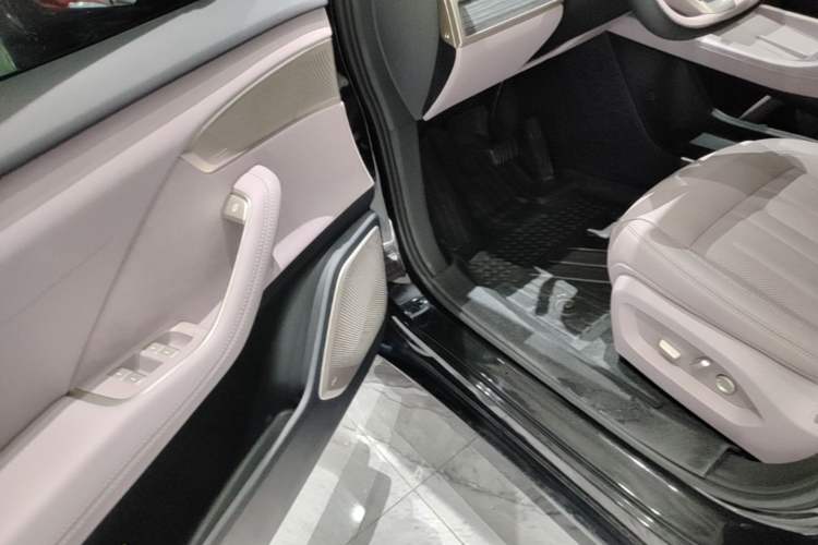 Used ONVO L60 2025 Model—60 kWh Rear-Wheel-Drive Version Driver Seat
