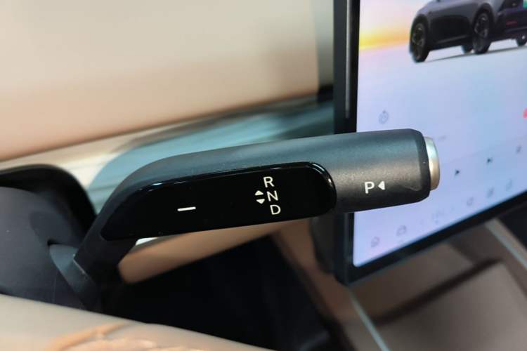 Used ONVO L60 2025 Model—60 kWh All-Wheel-Drive Version Gear Lever