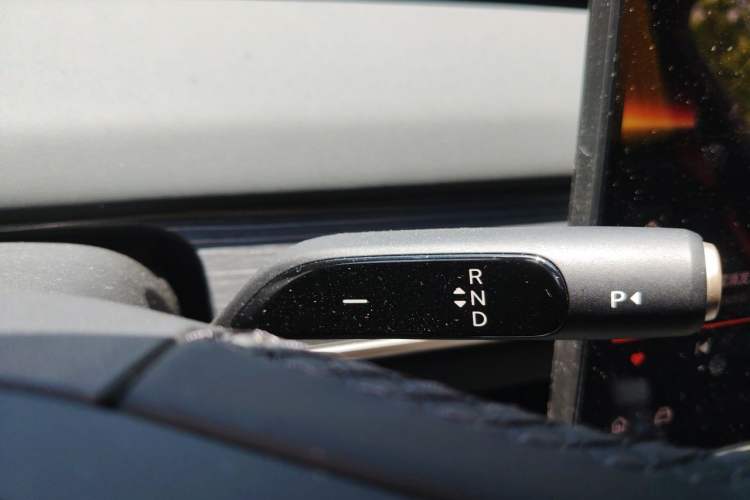 Used ONVO L60 2025 Model, 60kWh Black Knight Special Edition Gear Lever