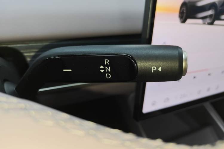 Used ONVO L60 2025 Model—60 kWh Rear-Wheel-Drive Version Gear Lever