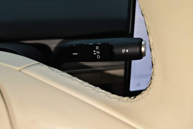 Used ONVO L60 2025 Model—60 kWh All-Wheel-Drive Version Gear Lever