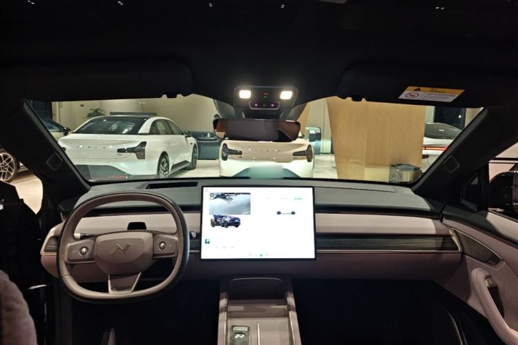 Used ONVO L60 2025 Model—60 kWh Rear-Wheel-Drive Version Headliner