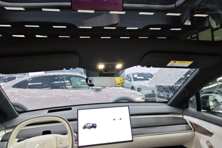 Used ONVO L60 2025 Model—60 kWh All-Wheel-Drive Version Headliner